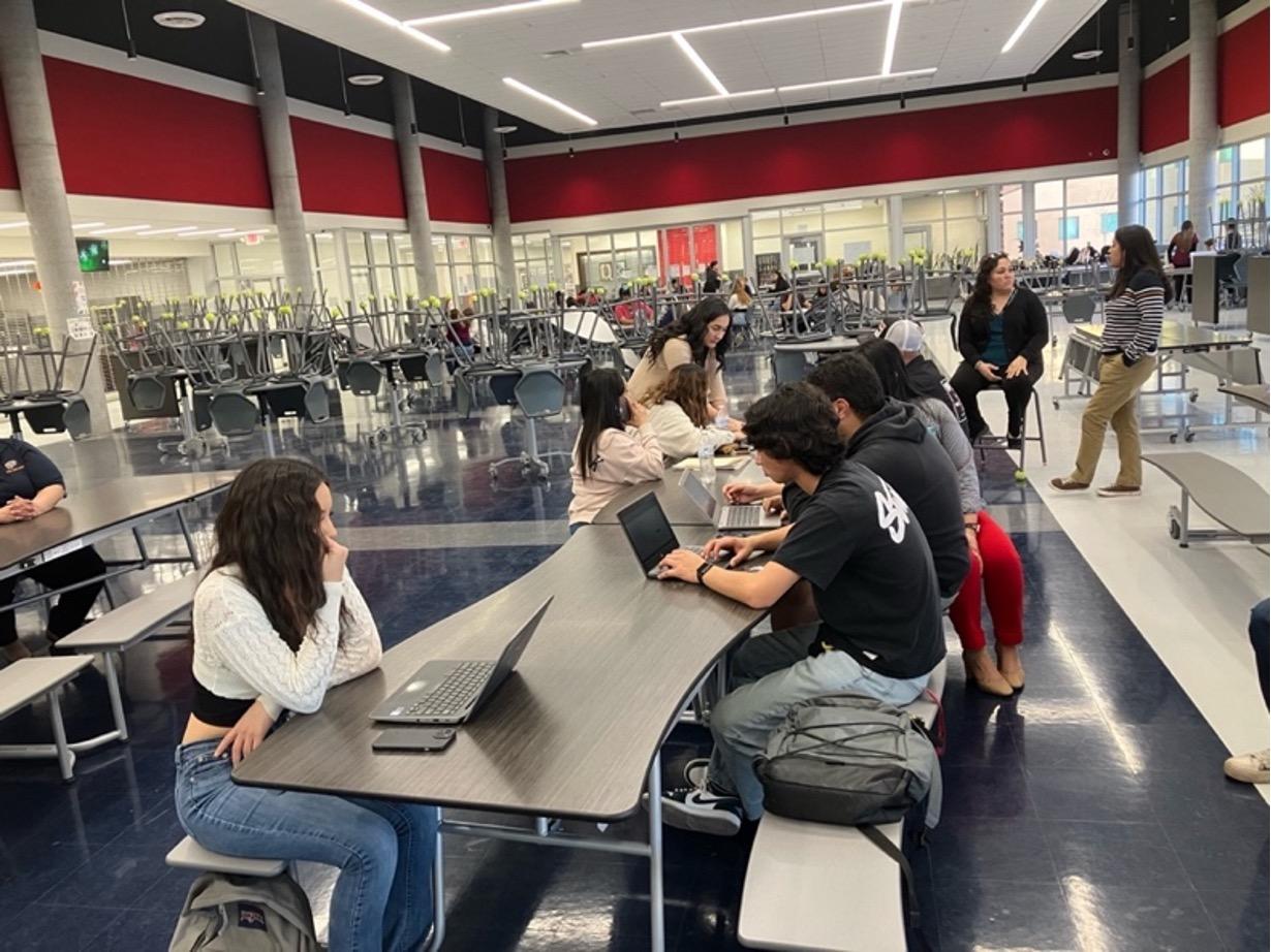 Students and families attending an LNESC financial-aid event